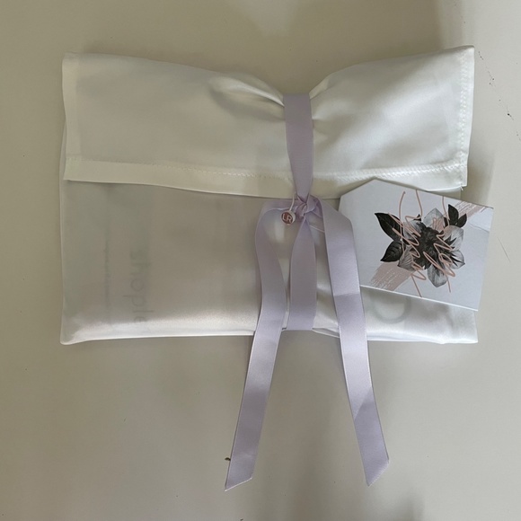 Le Rose Georgina Satin Bridesmaid Robe for Wedding - Picture 2 of 6